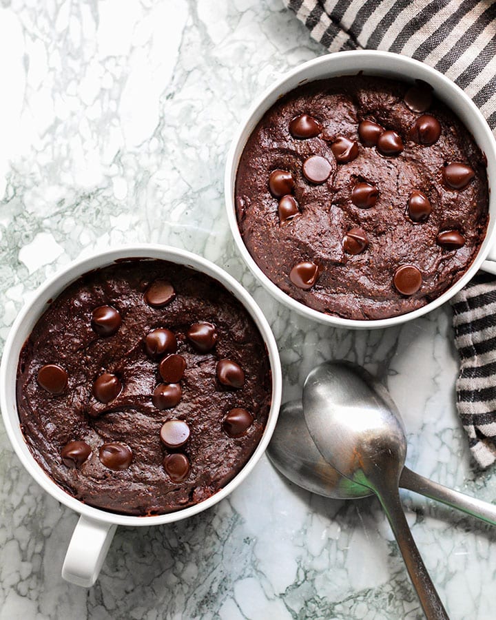 Two brownie mugs with two spoons.