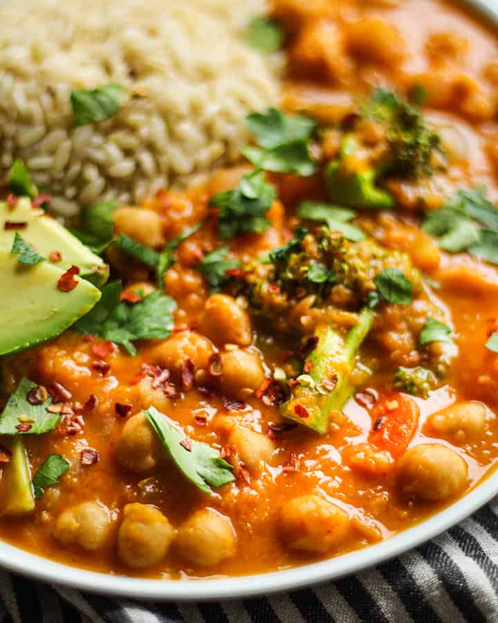 Side view of the curry with a close up of the chickpeas and broccoli stirred in.