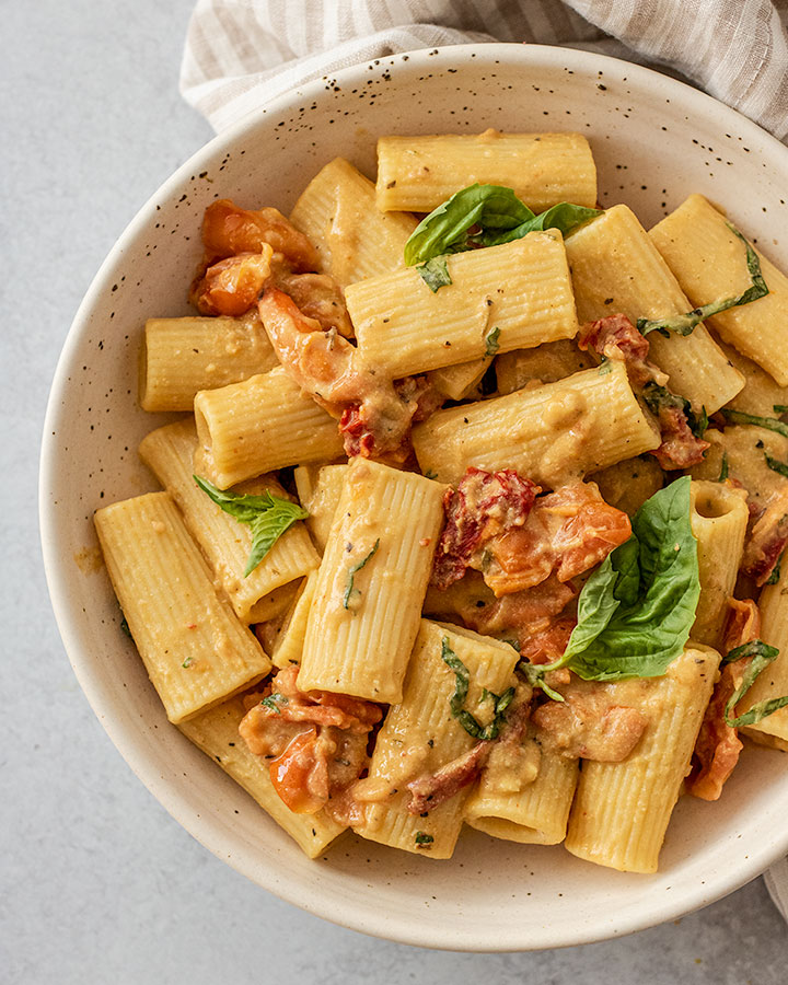 Another view of the hummus pasta after serving.