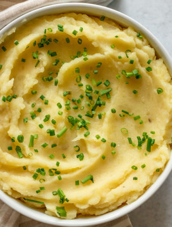 Creamy mashed potatoes topped with freshly chopped chives.