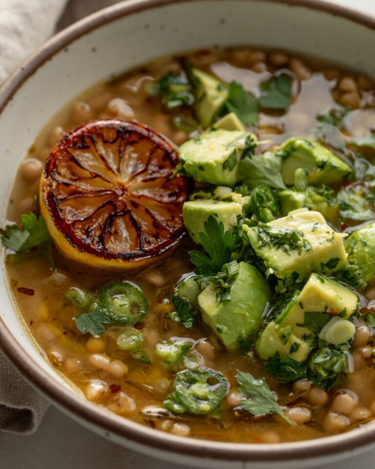 Geröstete Bohnen in Zitronenbrühe mit Avocado-Frühlingszwiebel-Salsa