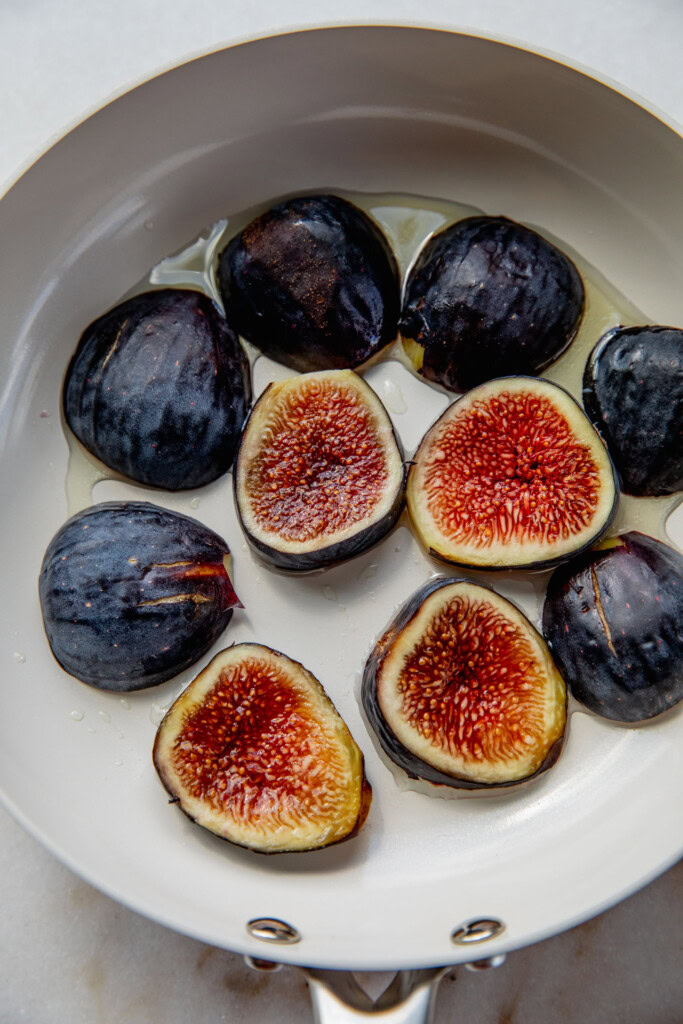 Figs placed in a pan.